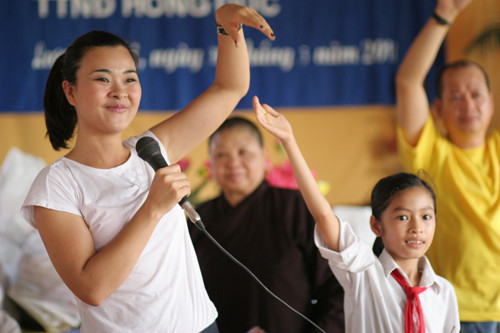 Ca sĩ Ánh Tuyết hát cùng chương trình với em nhỏ