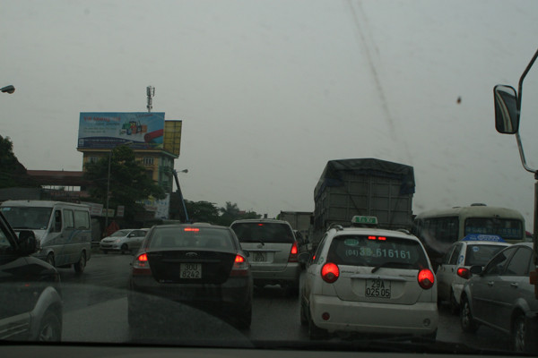 Nhiều phương tiên tìm đường thoát khỏi khu vực ách tắc