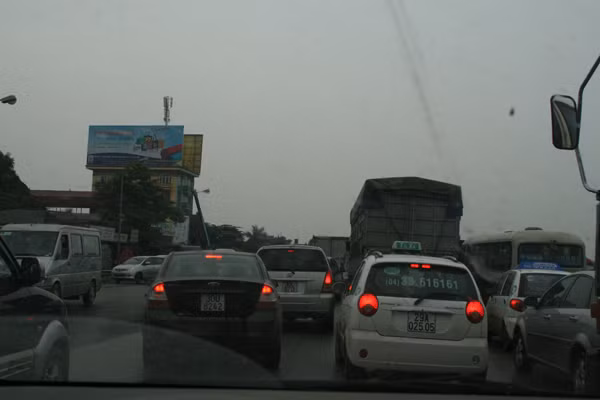 Nhiều phương tiên tìm đường thoát khỏi khu vực ách tắc