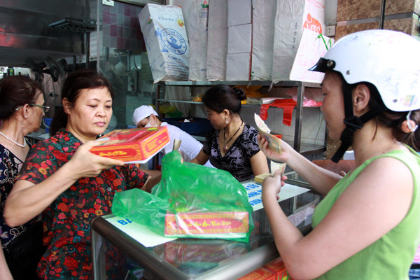 Chen nhau tại cửa hàng bánh trung thu Bảo Phương