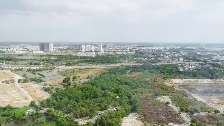 Nhà đầu tư ngày càng khó thương lượng với người dân để nhận chuyển nhượng quyền sử dụng đất để làm dự án, nhất là đối với các phần diện tích đất còn lại cuối cùng các thửa đất này thường thuộc về giới “đầu nậu”, “đầu cơ” đất đai. Ảnh minh họa.