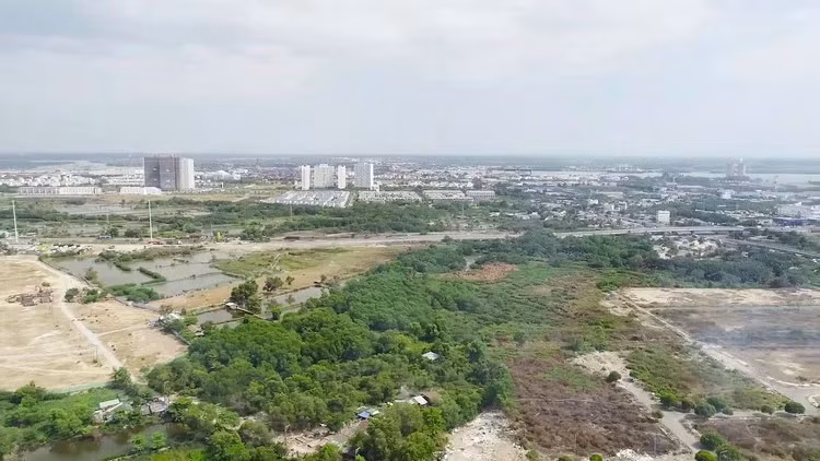 Nhà đầu tư ngày càng khó thương lượng với người dân để nhận chuyển nhượng quyền sử dụng đất để làm dự án, nhất là đối với các phần diện tích đất còn lại cuối cùng các thửa đất này thường thuộc về giới “đầu nậu”, “đầu cơ” đất đai. Ảnh minh họa.