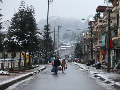 Khách du lịch bắt đầu đổ xô lên Sa Pa trong sáng sớm nay 16/12 Khách du lịch bắt đầu đổ xô lên Sa Pa trong sáng sớm nay 16/12 Bài viết: http://news.zing.vn/Khach-du-lich-do-xo-len-Sa-Pa-trong-tuyet-trang-post377656.html#home_featured.noibat Nguồn Zing News