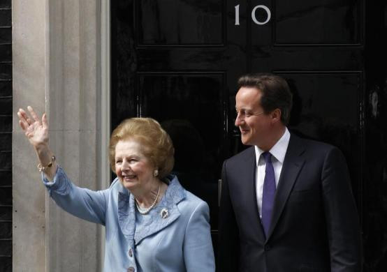 Bà Thatcher cùng Thủ tướng Anh David Cameron trước số 10 phố Downing