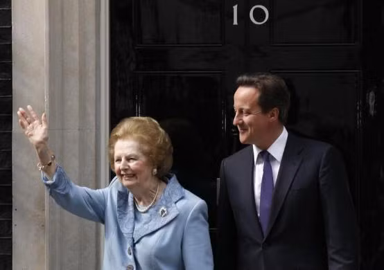 Bà Thatcher cùng Thủ tướng Anh David Cameron trước số 10 phố Downing