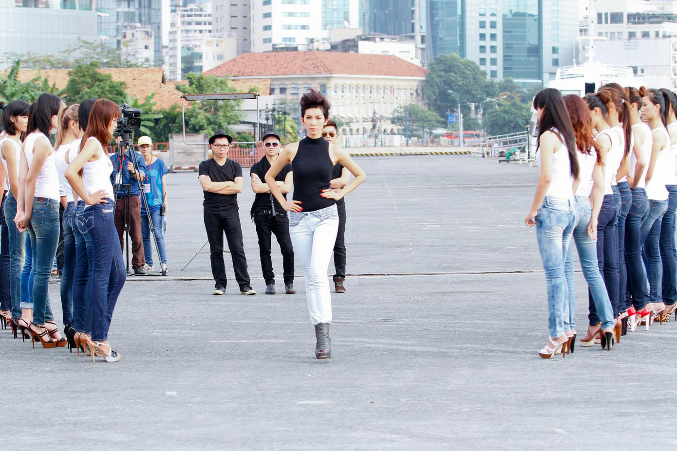 Xuân Lan hướng dẫn thí sinh catwalk với giày cao gót