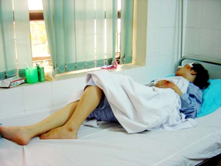 Nguyễn Thị Ý ngoài những cơn đau thể xác vẫn còn hoảng loạn khi nhắc tới giây phút đối mặt với người bạn 