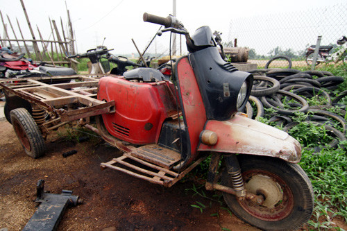 Chiếc xe cổ lỗ sĩ vứt chỏng chơ mặc cho mưa nắng