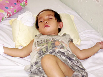Bé Khang đang mê man tại BV Đa khoa Bình Thuận với tiên lượng mù, liệt sau mổ thoát vị bẹn. Bé Khang đang mê man tại BV Đa khoa Bình Thuận với tiên lượng mù, liệt sau mổ thoát vị bẹn