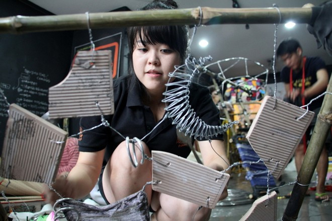 Thành viên Park Hyun Ju đang chơi đàn đá, có tên gọi tiếng Anh là Tile Marimba, làm từ gạch bông, dây thép..