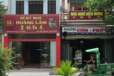 Từ cửa hàng đồ gỗ đến nhà nghỉ trên phố Nguyễn Văn Cừ đều có biển hiệu tiếng Trung Quốc