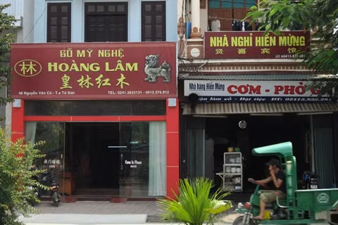 Từ cửa hàng đồ gỗ đến nhà nghỉ trên phố Nguyễn Văn Cừ đều có biển hiệu tiếng Trung Quốc