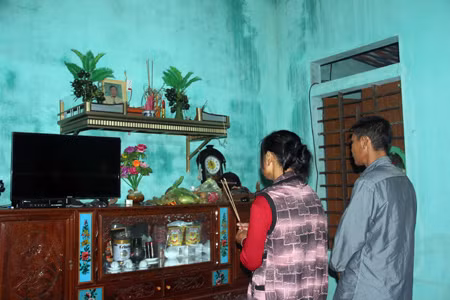 Bà Hồng Nhân đau đớn khi trở về thì người chồng đã không còn. Bà Hồng Nhân đau đớn khi trở về thì người chồng đã không còn