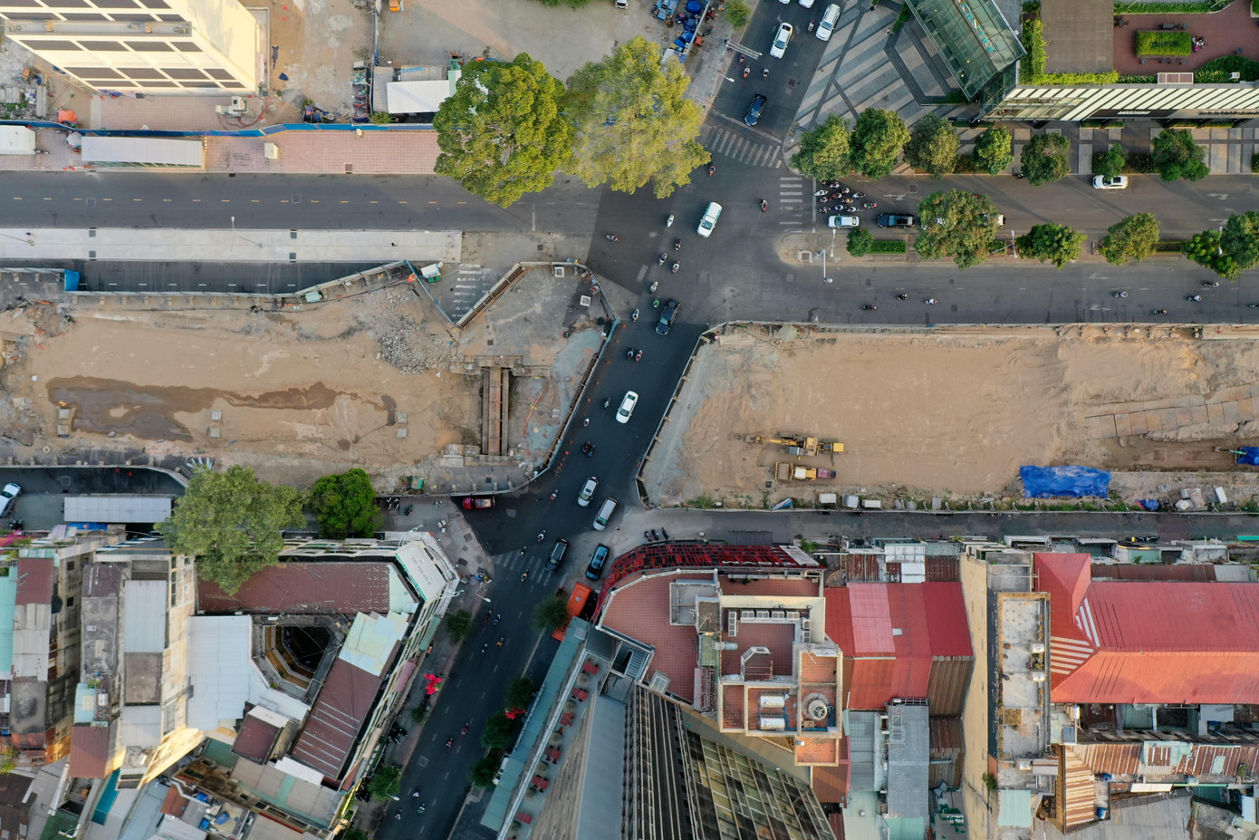 Theo Ban quản lý đường sắt đô thị TP.HCM (Maur - chủ đầu tư), hiện gói thi công nhà ga trung tâm Bến Thành đạt hơn 95% khối lượng sau gần 6 năm thi công. Dự kiến, trước 30/4, mặt bằng trên đường Lê Lợi phục vụ thi công ga Bến Thành (metro số 1) được tái lập và hoàn trả. Đây là đợt hoàn trả mặt bằng cuối cùng của dự án metro ở trung tâm quận 1. Ảnh: Hồng Phong Theo Ban quản lý đường sắt đô thị TP.HCM (Maur - chủ đầu tư), hiện gói thi công nhà ga trung tâm Bến Thành đạt hơn 95% khối lượng sau gần 6 năm thi công. Dự kiến, trước 30/4, mặt bằng trên đường Lê Lợi phục vụ thi công ga Bến Thành (metro số 1) được tái lập và hoàn trả. Đây là đợt hoàn trả mặt bằng cuối cùng của dự án metro ở trung tâm quận 1. Ảnh: Hồng Phong