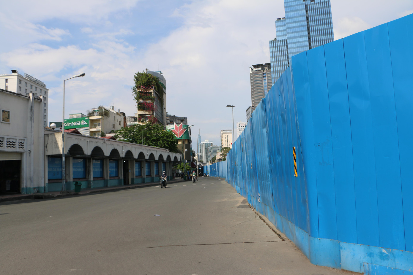 Xung quanh công trường là hệ thống hàng rào tôn, lô cốt dày đặc. Xung quanh công trường là hệ thống hàng rào tôn, lô cốt dày đặc.