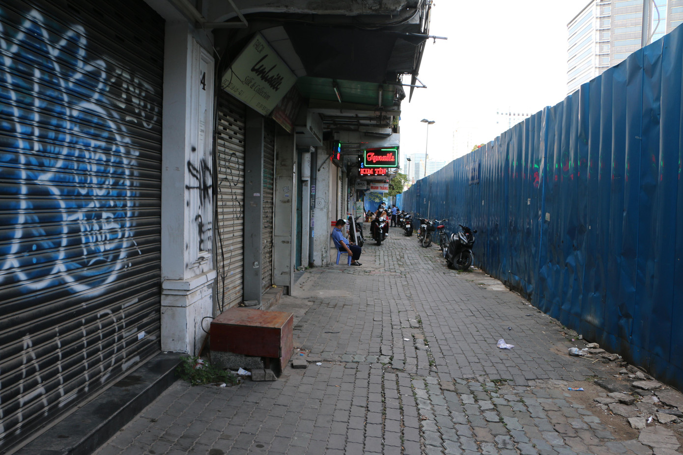 Hiện tại, một loạt mặt bằng bị ảnh hưởng trên đường Lê Lợi đang trong trạng thái đóng cửa chờ ngày giải tỏa rào chắn. Hiện tại, một loạt mặt bằng bị ảnh hưởng trên đường Lê Lợi đang trong trạng thái đóng cửa chờ ngày giải tỏa rào chắn.