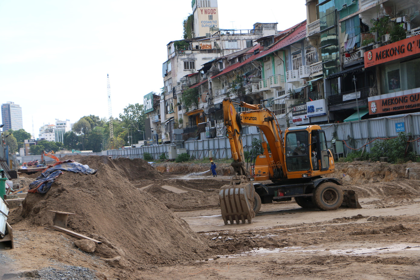 Chia sẻ với PV, nhiều hộ dân trên tuyến đường Lê Lợi cho biết rất vui khi hay tin sắp tới sẽ tháo dỡ hàng rào lô cốt, tái lập mặt đường để việc kinh doanh trở lại sau gần 6 năm bị ảnh hưởng. Chia sẻ với PV, nhiều hộ dân trên tuyến đường Lê Lợi cho biết rất vui khi hay tin sắp tới sẽ tháo dỡ hàng rào lô cốt, tái lập mặt đường để việc kinh doanh trở lại sau gần 6 năm bị ảnh hưởng.