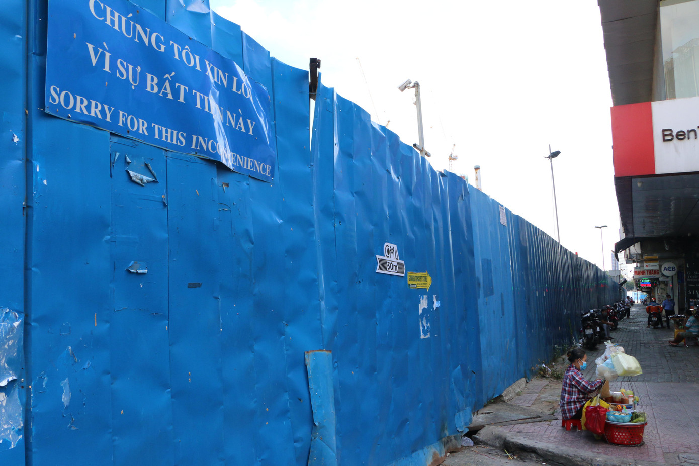 Từ giữa tháng 10/2016, khu vực đường Lê Lợi (Quận 1) bị rào chắn để phục vụ thi công tuyến metro số 1. Cùng với đó, loạt mặt bằng trên con đường này cũng bị chặn cửa gây nhiều ảnh hưởng cho việc sinh hoạt và kinh doanh của người dân. Từ giữa tháng 10/2016, khu vực đường Lê Lợi (Quận 1) bị rào chắn để phục vụ thi công tuyến metro số 1. Cùng với đó, loạt mặt bằng trên con đường này cũng bị chặn cửa gây nhiều ảnh hưởng cho việc sinh hoạt và kinh doanh của người dân.