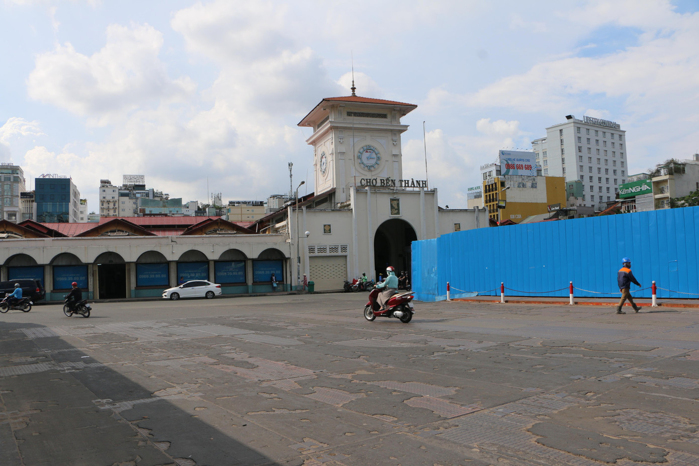 Rào chắn án ngữ phía trước cửa nam chợ Bến Thành (đường Lê Lợi) gần 6 năm qua. Rào chắn án ngữ phía trước cửa nam chợ Bến Thành (đường Lê Lợi) gần 6 năm qua.
