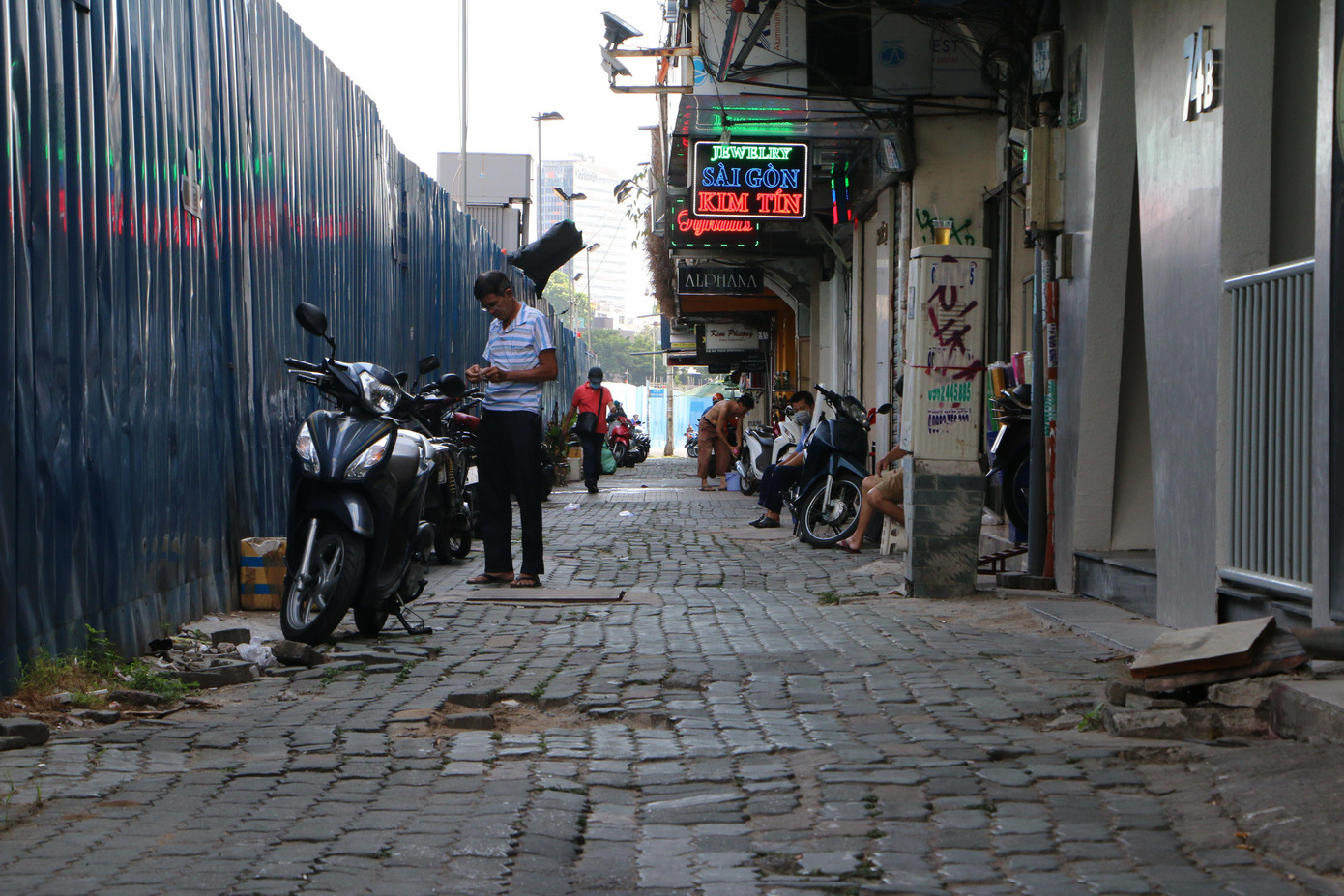 Rào chắn thi công đã ảnh hưởng không nhỏ đến tình hình kinh doanh và sinh hoạt của người dân nơi đây. Rào chắn thi công đã ảnh hưởng không nhỏ đến tình hình kinh doanh và sinh hoạt của người dân nơi đây.