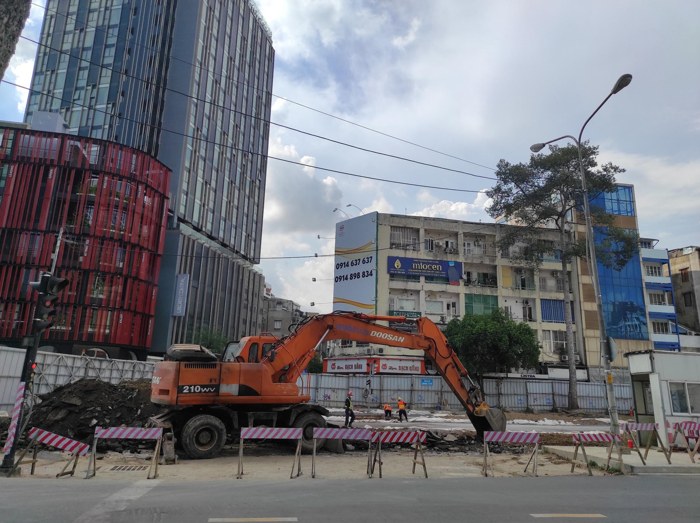 Ghi nhận ngày 24/3 cho thấy các đơn vị thi công đang khẩn trương chạy nước rút tái lập mặt đường và chuẩn bị bàn giao mặt bằng khu vực đường Lê Lợi. Ghi nhận ngày 24/3 cho thấy các đơn vị thi công đang khẩn trương chạy nước rút tái lập mặt đường và chuẩn bị bàn giao mặt bằng khu vực đường Lê Lợi.