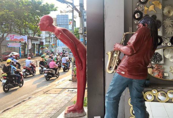 Bất ngờ gặp phiên bản 'Người đàn ông cúi chào' tại TPHCM ảnh 4