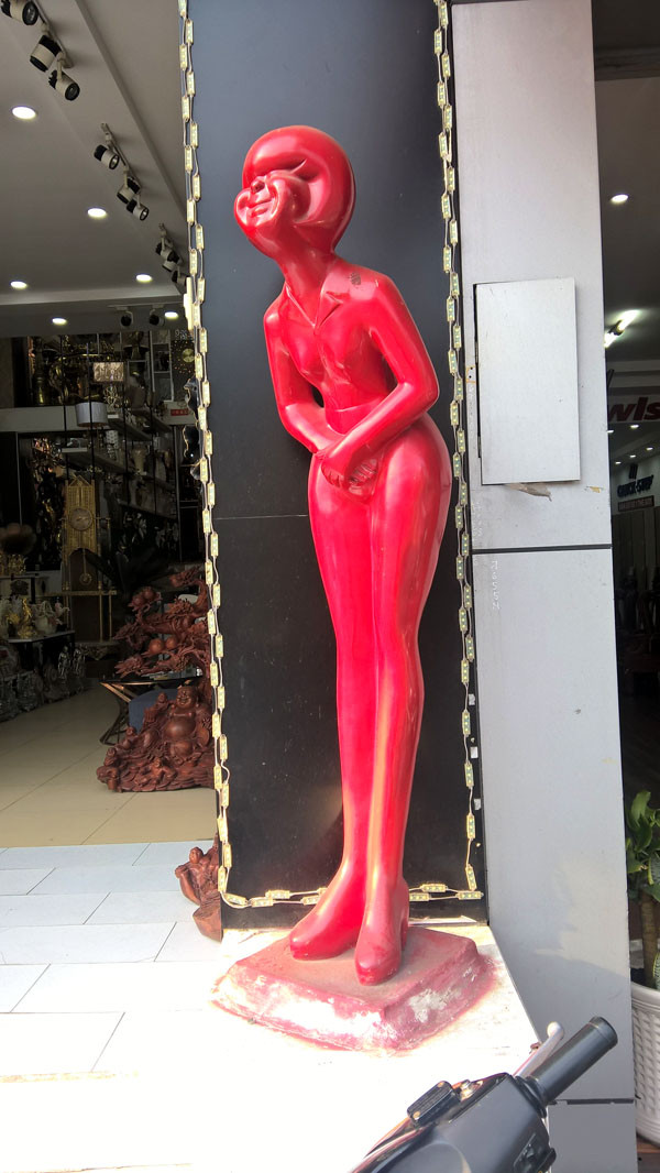 Bất ngờ gặp phiên bản 'Người đàn ông cúi chào' tại TPHCM ảnh 5