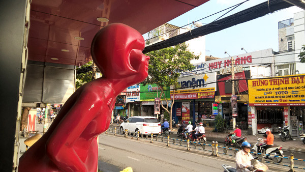 Bất ngờ gặp phiên bản 'Người đàn ông cúi chào' tại TPHCM ảnh 6