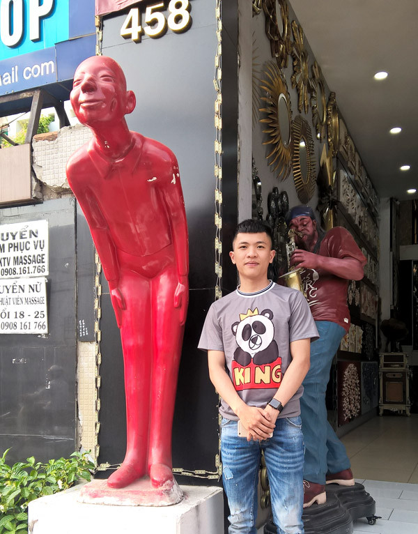 Bất ngờ gặp phiên bản 'Người đàn ông cúi chào' tại TPHCM ảnh 1