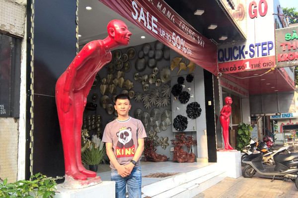 Bất ngờ gặp phiên bản 'Người đàn ông cúi chào' tại TPHCM ảnh 7