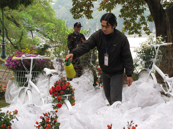 Một nhân viên tưới nước cho hoa