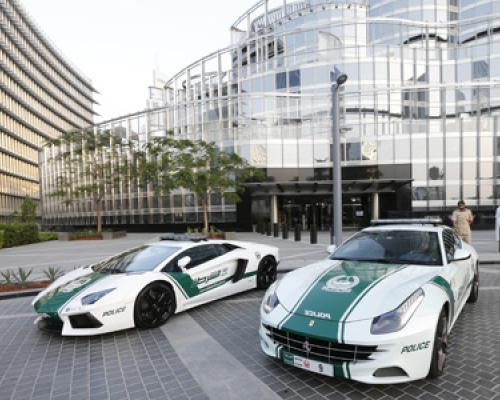 Chiếc Lamborghini Aventador và Ferrari FF. Chiếc Lamborghini Aventador và Ferrari FF