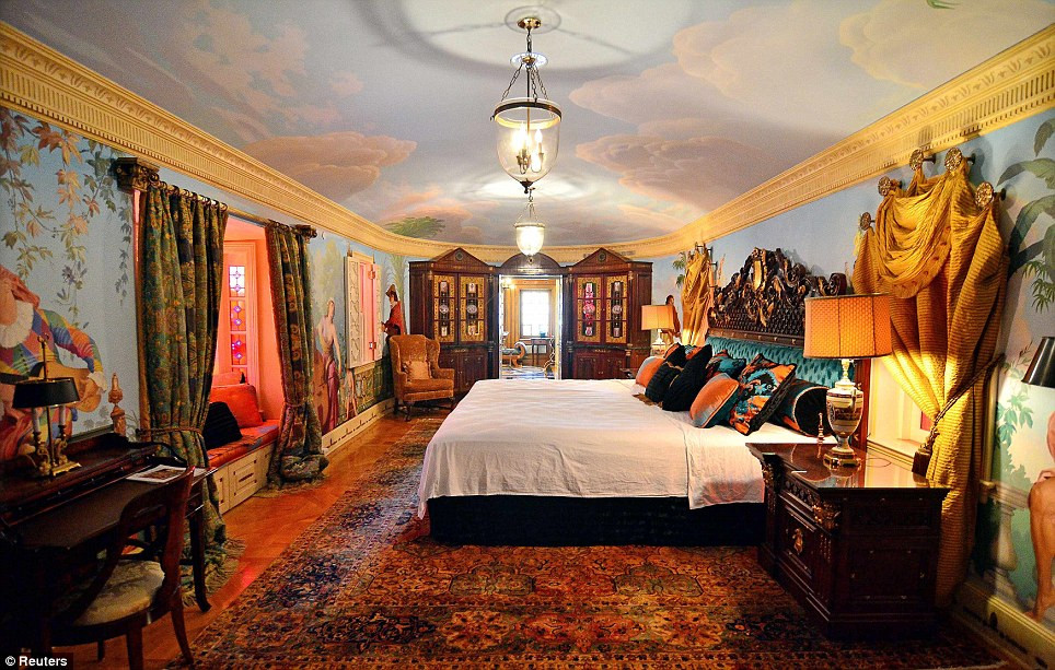 Phòng ngủ rộng và nội thất sang trọng. Ảnh: Reuters