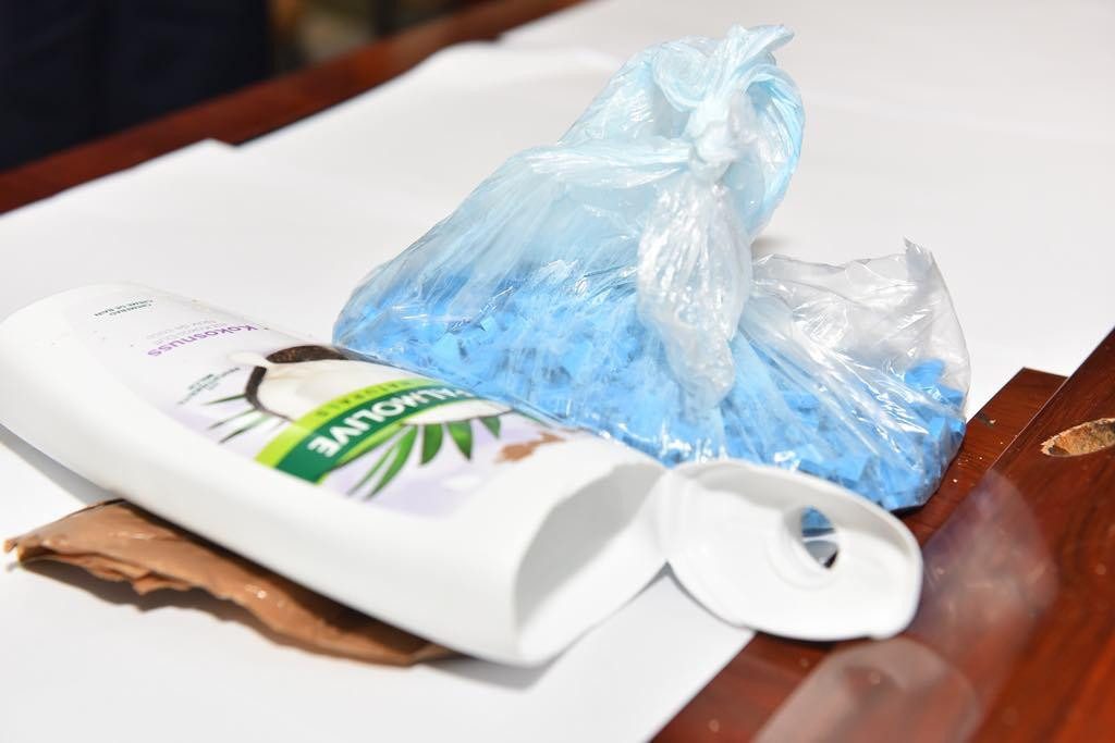 Ma túy được ngụy trang trong dầu gội đầu để vận chuyển qua đường hàng không Ma túy được ngụy trang trong dầu gội đầu để vận chuyển qua đường hàng không