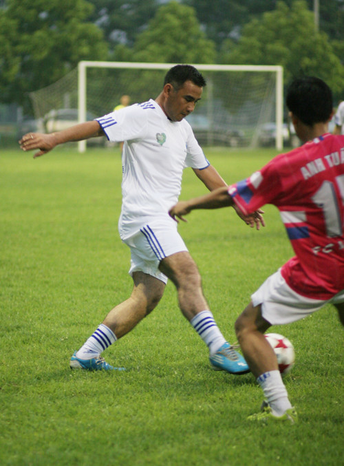 Diễn viên Quyền Linh trong một pha tấn công của đội nghệ sĩ Sài Gòn