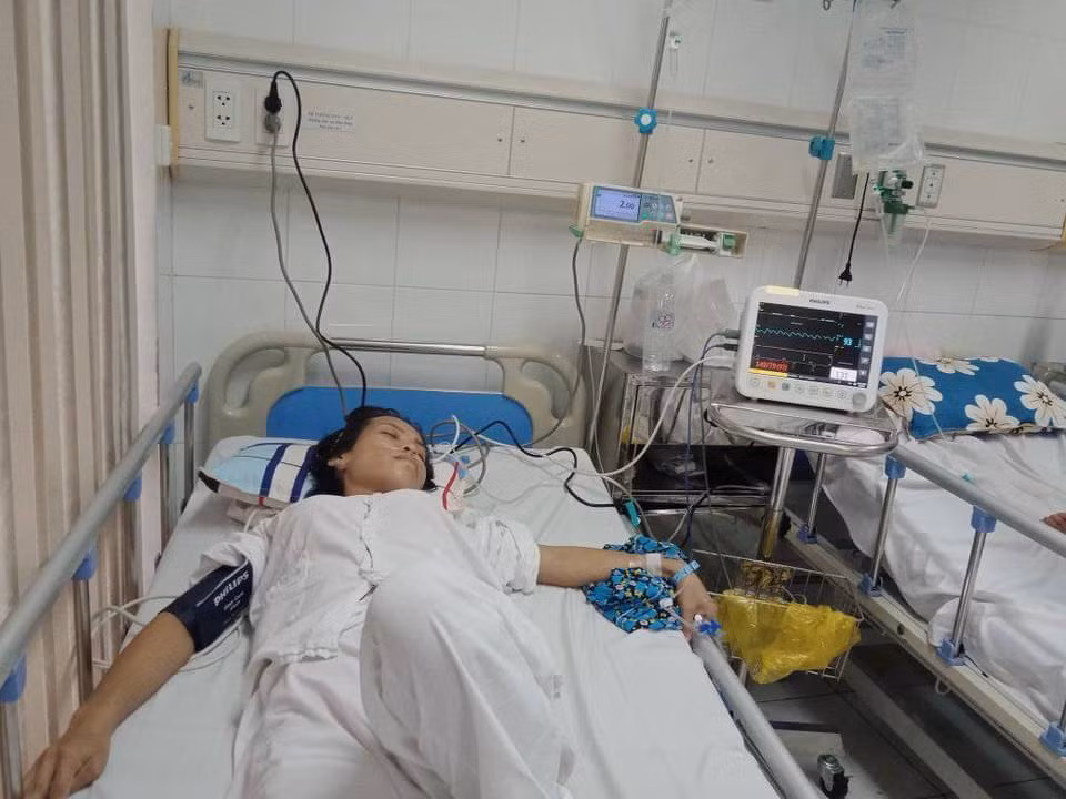 Nữ bệnh nhân khi đang điều trị tại Bệnh viện Bạch Mai. Ảnh do BV cung cấp