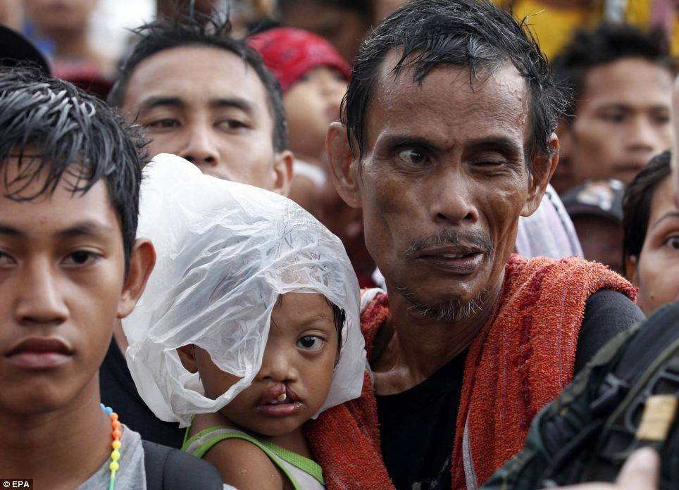 Người dân Philippines chờ đợi hàng cứu trợ