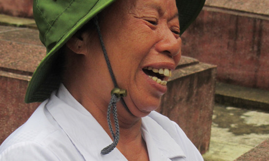 Chị Hường bật khóc trước phần mộ đồng đội