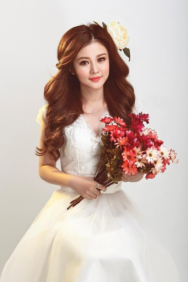 Tuy không sở hữu chiều cao vượt trội nhưng Thủy lại có gương mặt đẹp, ăn hình. Khởi nghiệp bằng nghề mẫu ảnh cho một số cửa hàng thời trang tại TP.HCM, hiện nay, Thủy đã có nhiều bước tiến trong nghề nghiệp, cô ngày càng được nhiều nhãn hàng, thương hiệu có uy tín chào đón và mời làm người mẫu ảnh độc quyền Bài viết: http://news.zing.vn/Hot-girl-Gia-Lai-xinh-nhu-bup-be-post359945.html#home_cate.tinchinh Nguồn Zing News 