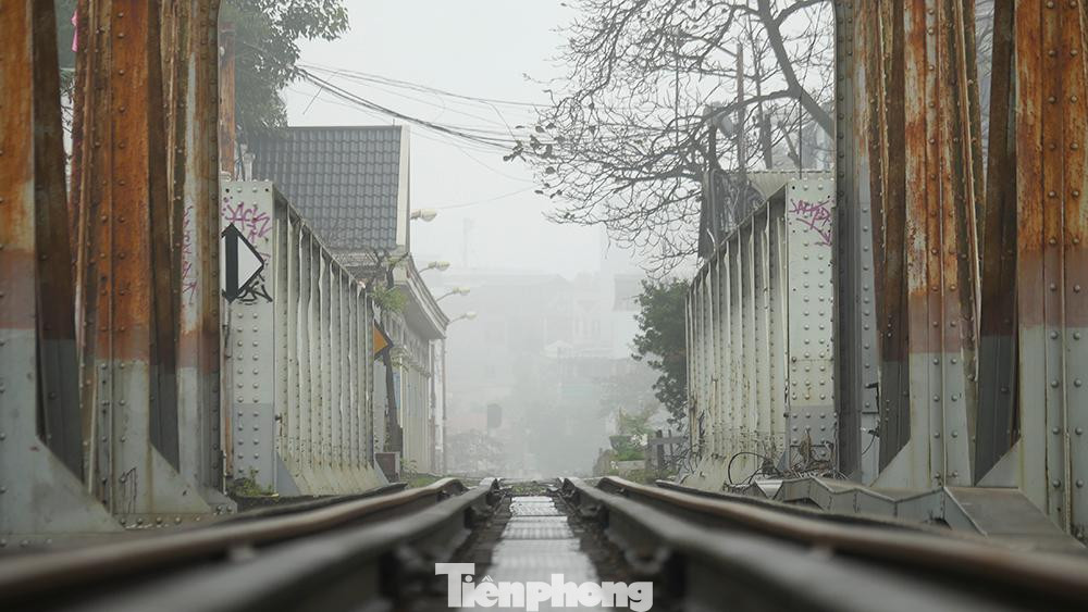 Một đoạn đường sắt trên tuyến phố Phùng Hưng trong sương