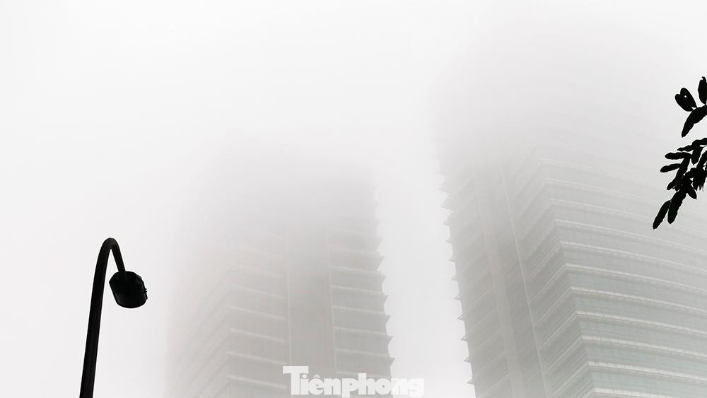 Từ đêm qua đến sáng nay, nhiều nơi trên địa bàn thành phố Hà Nội phủ một lớp sương mù trắng mờ ảo.