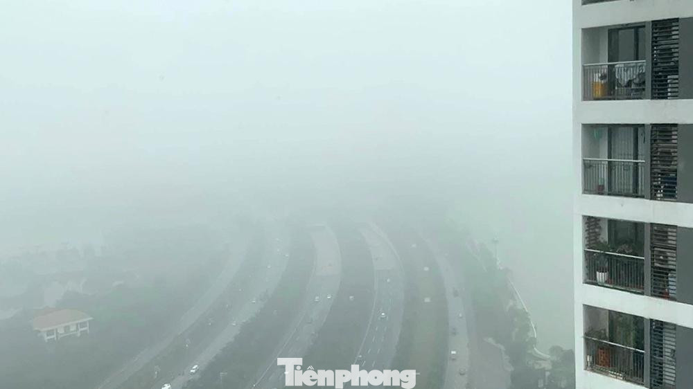 Đại lộ Thăng Long biến mất trong tầm nhìn.