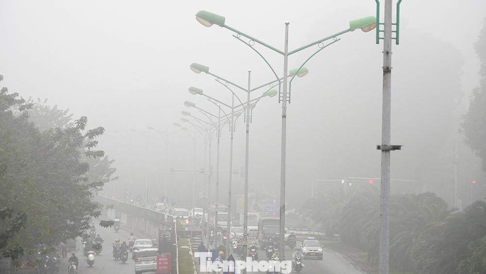 Hàng cột điện trên trục đường đê Nguyễn Khoái lẩn khuất trong làn sương.