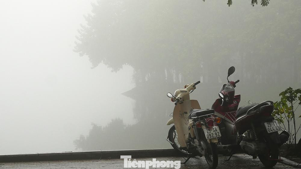 Hình ảnh bên hồ Trúc Bạch thời điểm 8 giờ sáng.