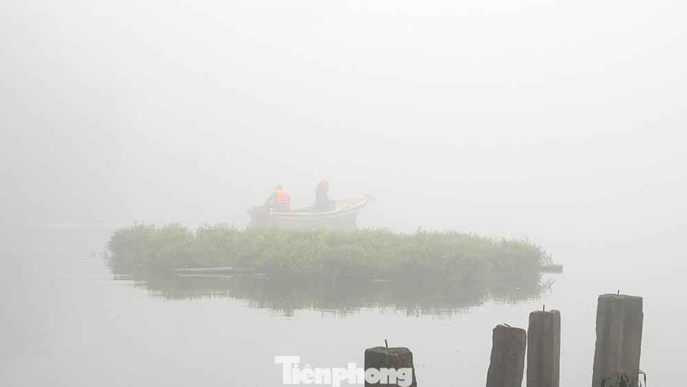 Công nhân vệ sinh môi trường đang dọn sạch mặt hồ Thiền Quang.
