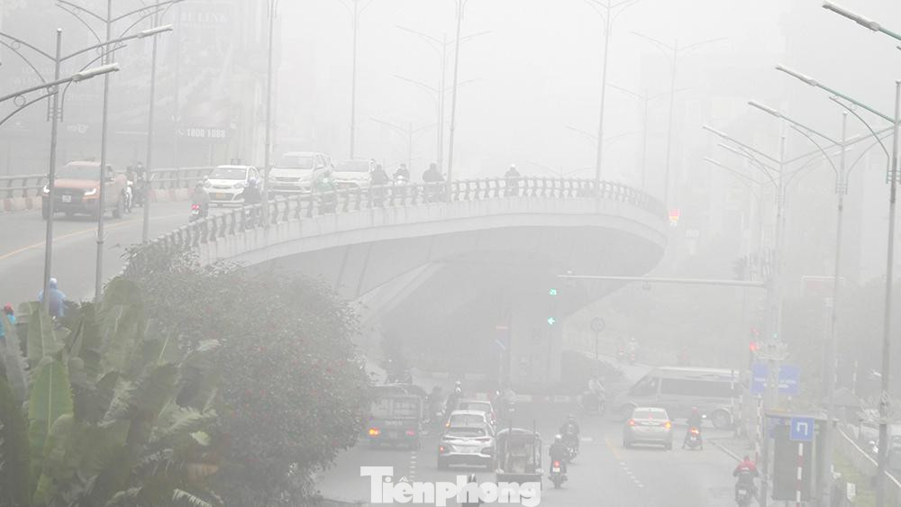 Cầu vượt cạn tại đầu đường Thanh Niên thời điển 9 giờ sáng.