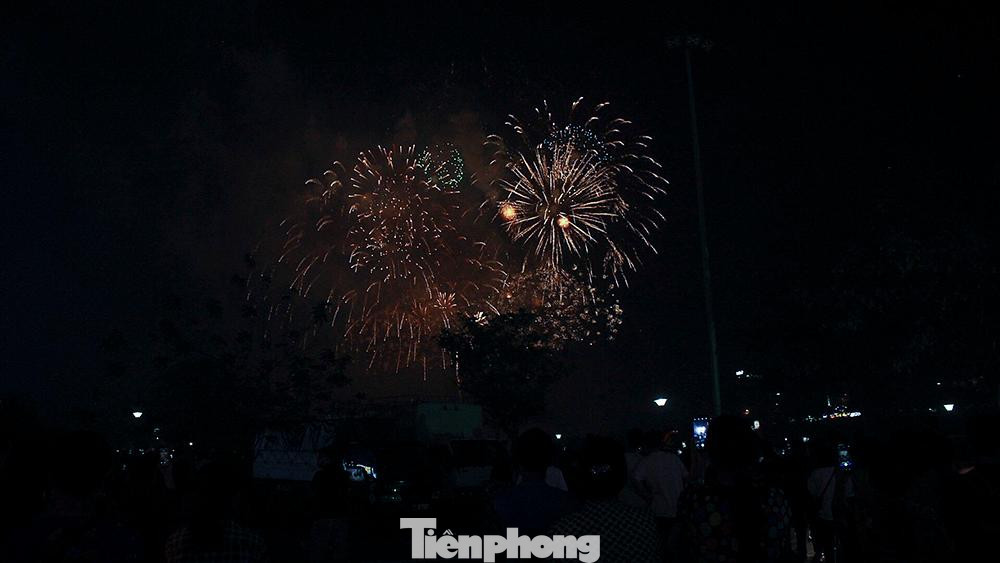 Màn bắn pháo hoa tầm cao diễn ra trong khoảng thời gian 15 phút.