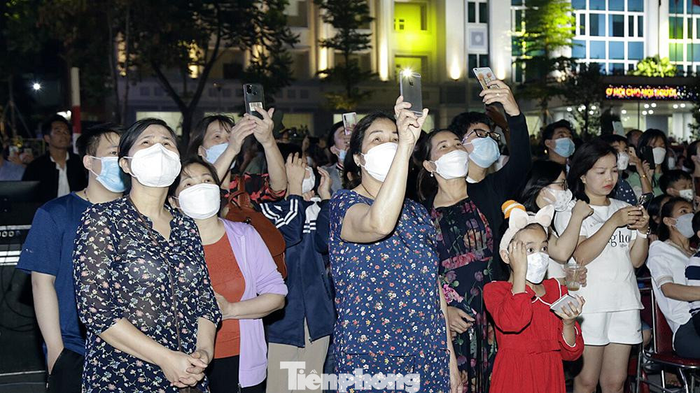 Người dân tranh thủ ghi lại những khoảnh khắc đẹp đêm pháo hoa.