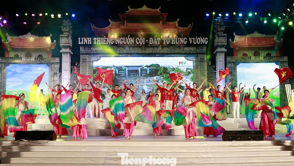 Chương trình nghệ thuật diễn ra vào lúc 20h00 tối 9/4, sau đó người dân và du khách chiêm ngưỡng màn bắn pháo hoa tầm cao diễn ra từ 9h35 phút đến 9h50 phút.