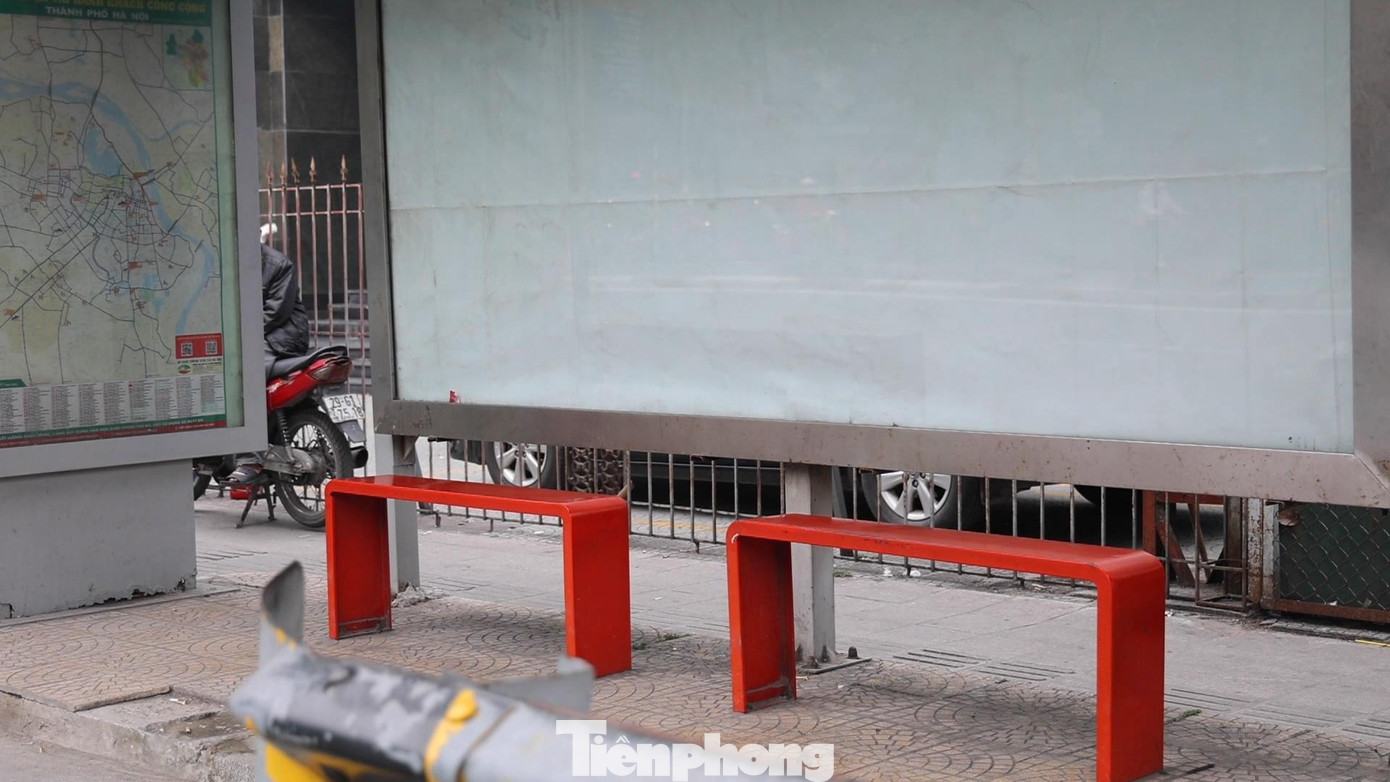 Những bến chờ xe buýt vào đầu giờ sáng vắng bóng hành khách.